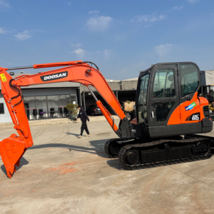 Miniexcavadora de confianza Doosan DX60 con servicio profesional, potencia fiable adecuada para cimentaciones residenciales y trabajos en obra - Product Image 1