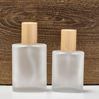 Flacon de parfum vide en verre givré de 30 ml et 50 ml avec couvercle en bois et pulvérisateur à pompe