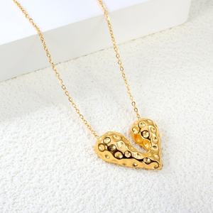 Collier en acier inoxydable européen et américain, pendentif cœur irrégulier martelé plaqué or 18 carats pour femmes - Product Image 4