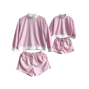 Ensemble de vêtements assortis pour la famille, ensemble de vêtements de détente rayés roses surdimensionnés, pull et short pour maman, bébé <span class=keywords><strong>fille</strong></span>, enfants, <span class=keywords><strong>pyjama</strong></span> 3 pièces parent-enfant - Product Image 2