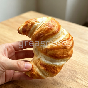 ขนมปังครัวซองต์แบบเรียบ ขนมปังเนยเทียมแบบเป็นแผ่นๆ ขนมหวานสำหรับทานเล่น ของตกแต่งธีมขนม  เหมาะสำหรับตกแต่งหน้าต่างร้านเบเกอรี่ หรือวางโชว์บนโต๊ะ - Product Image 4