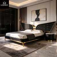Lit en cuir de style aile moderne et luxueux, cadre de lit design extra-large, pieds en métal doré, livré avec table de chevet, OEM ODM