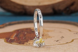 Elegante Anillo de Diamantes con Piedra Lateral en Forma de Flor Ovalada, Joyería Hecha a Mano, Diamantes Brillantes, Diseño Atemporal, Perfecto para Fiestas - Product Image 6