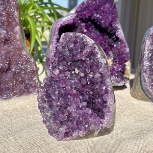 卸売特価販売 アメジストジオードクラスター 天然ヒーリングクリスタル 彫刻標本 ホームデコレーションギフト - Product Image 3