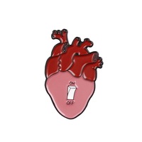 Insigne d'infirmière de revers personnalisé en gros, épingle en émail de coeur anatomique de médecin en métal neurologie avec chaîne