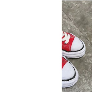 Venta directa de fábrica de zapatillas de lona rojas a la moda, zapatos planos con cordones versátiles y cómodos, zapatos casuales para caminar. - Product Image 1