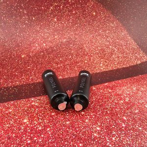 Envase de plástico negro mate para cosméticos de lujo, tubo para PolyGel con extremo abierto y tapa abatible negra mate. - Product Image 5