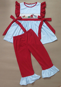 Ensemble haut en gingham bleu clair brodé à la main avec motif animaux de la ferme et pantalon rouge pour fillettes, collection boutique pour enfants - Product Image 2