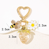 Vente en gros de nouveaux porte-clés en forme de coeur fraise abeille mignonne, pendentifs de sac pour femme et porte-clés se vendent bien