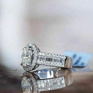 F1144 Anello da Donna in Oro Bianco con Diamante Naturale Taglio Ovale, Anello di Fidanzamento con Diamanti Laterali Colore D - Product Image 3