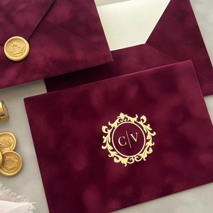 Ensemble d'enveloppes d'invitation de mariage A7 en velours microfibre luxueux avec monogramme en feuille d'or personnalisée et <span class=keywords><strong>sceau</strong></span> de <span class=keywords><strong>cire</strong></span> doré fait main - Product Image 2