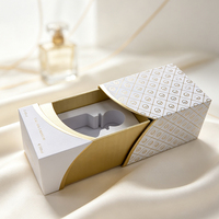 Boîte d'emballage de parfum personnalisée de luxe, boîte en papier rigide blanche avec estampage doré et ouverture incurvée unique