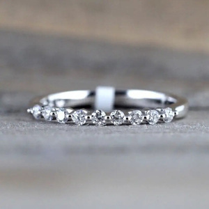 Elegante Anello con Zirconi Incastonati, Gioiello Minimalista Classico da Donna, per Uso Quotidiano, Regalo Chic - Product Image 1