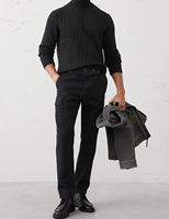 Pull col roulé élégant pour homme, en maille côtelée douce et chaude, avec logo frontal, idéal pour l'automne et l'hiver, style décontracté.