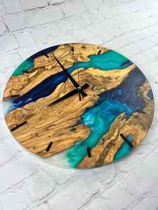 Elegante Reloj de Pared de Resina y Madera Hecho a Mano, Duradero, Funcional, Elegante y Decorativo, Perfecto para Sala de Estar o Dormitorio - Product Image 2