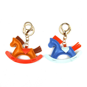 Nouveautés : Porte-clés pendentif <span class=keywords><strong>cheval</strong></span> <span class=keywords><strong>à</strong></span> <span class=keywords><strong>bascule</strong></span> <span class=keywords><strong>en</strong></span> cuir PU fait main, motif dessin animé mignon - Product Image 5