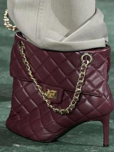 أحذية نسائية قصيرة أنيقة مخصصة لعام <span class=keywords><strong>2026</strong></span> من الجلد بمقدمة مدببة وكعب رفيع مع تصميم حقيبة يد وسلسلة معدنية - Product Image 5