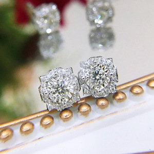 Orecchini a Perno con Cristalli a Forma di Fiore per Donne, Eleganti e Minimalisti, Accessori di Moda per Uso Quotidiano - Product Image 2
