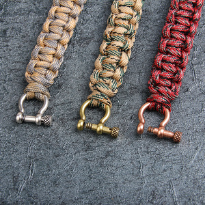 Bracelet tressé en paracorde, motif camouflage rouge, avec breloque tête de mort, bijou de survie en plein air, style militaire durable - Product Image 4