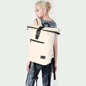 Échantillon gratuit Pour hommes et femmes, ce sac à dos élégant, pliable et imperméable avec port USB est idéal pour les excursions en camping. - Product Image 5