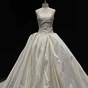 Robe de mariée vintage NT18 en satin ivoire avec fermeture éclair, dentelle florale, appliques en cristal et traîne chapelle - Product Image 3