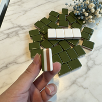 Ensemble de Mahjong américain de luxe en acrylique vert olive à 4 couches, tuiles gravées Danse du Lion chinois et Lotus avec tuiles Joker