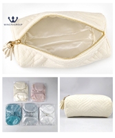 Sac de rangement en velours gaufré grande capacité pour femme avec logo personnalisé, couleur unie, sac de maquillage portable avec pompon – Vente en gros