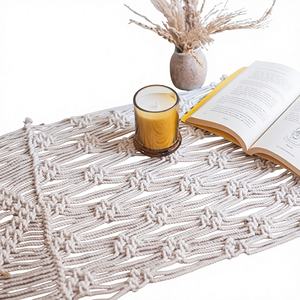 Nouveau Chemin de Table Bohème en Macramé de Luxe 40x100 cm Blanc Floral Géométrique Tricoté à la Main avec Paillettes Décoration Bohème pour Dîners et Mariages - Product Image 1