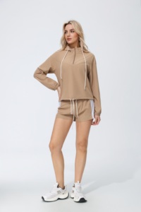 Completo da donna 2 pezzi con felpa con cappuccio e pantaloncini tinta unita, con zip a un quarto e coulisse, in poliestere traspirante, per yoga - Product Image 4