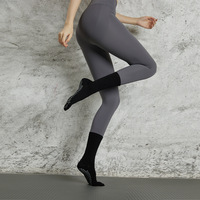 Chaussettes de yoga et de Pilates antidérapantes en coton personnalisées avec grip pour femmes, chaussettes à cinq doigts antidérapantes pour Pilates, vente en gros