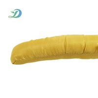 Cintre rembourré en satin jaune doré avec nœud décoratif et crochet argenté pour le rangement des robes en soie dans les chambres d'hôtel