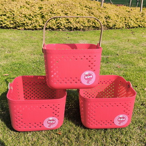 Panier de rangement Strawberry Bear en plastique rectangulaire avec poignées pour un rangement bien organisé, 22 cm de long, 16 cm de haut - Product Image 1