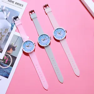 महिलाओं के फैशन घड़ियों के कोरियाई संस्करण सरल चमकदार निविड़ अंधकार घड़ियों
