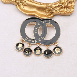 Trâm cài áo kiểu Hàn Quốc cổ điển, mặt dây chuyền tua rua đôi chữ C, kiểu dáng thời trang thanh lịch, chất liệu thép không gỉ, unisex, kiểu dáng chữ CC, thiết kế kiểu giọt dầu. - Product Image 1