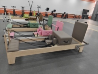Hochwertiger, maßgefertigter Pilates-Reformer aus weißem Ahornholz für Fitness-, Yoga- und Pilates-Studios mit PU-Leder