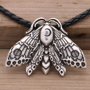 2021 classica esplosione falena insetto <span class=keywords><strong>farfalla</strong></span> in lega rotonda ciondolo luna runa <span class=keywords><strong>collana</strong></span> - Product Image 1