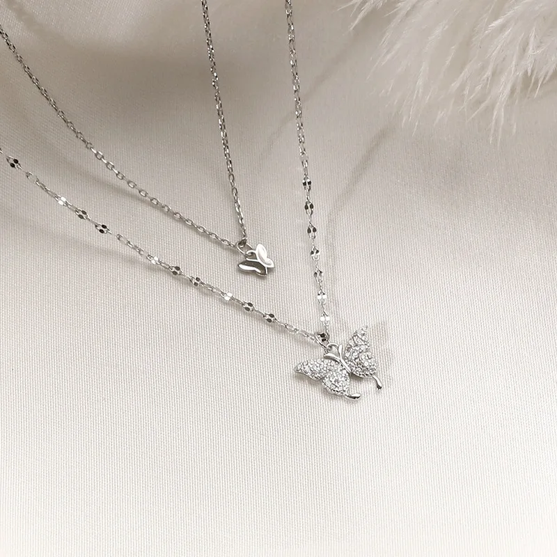 Collana lunga con farfalla grande in argento brunito su catena e perle