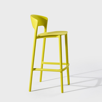 Bistro Coffee Shop Chaise de bar en plastique de style nordique Mobilier Hôtel Restaurant Club Chaise haute empilable