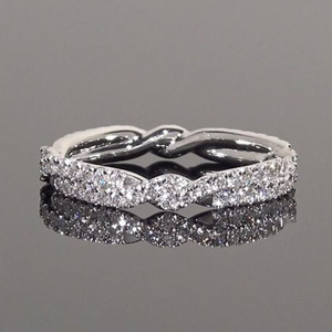Anello Intrecciato con Pavé per Donne, Gioiello da Dito Minimalista ed Elegante - Product Image 1