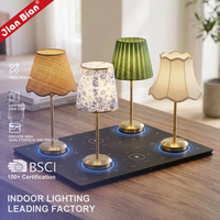 Lampe de table portable rechargeable sans fil de luxe à commande tactile, base de charge pour la décoration classique de restaurants, idéale pour les organisateurs de mariages et les lieux événementiels