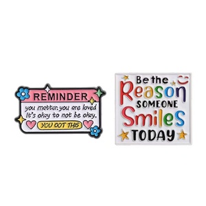 Vente en gros Nouveauté 2026 Broches et épingles en métal uniques avec citations inspirantes, badges créatifs amusants en forme de visage souriant arc-en-ciel de dessin animé - Product Image 1