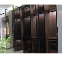 Grande armoire moderne en bois avec porte miroir, plateau à bijoux et porte-pantalon