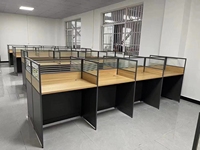 Meubles de bureau, bureau et chaise modulaires extensibles en bois moderne pour trois, quatre ou six personnes, avec écran de séparation