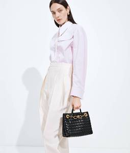 Sac à main Bottega en cuir Intrecciato souple avec détail de nœud signature et chaîne tubulaire en métal tressé en cuir Veneta - Product Image 1