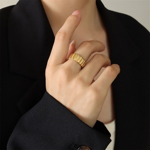 Anillo de Moda con Rayas Chapado en Oro de 18k, Anillo de Acero Inoxidable para Mujer - Product Image 6
