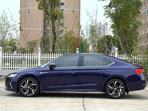 Voiture d'occasion <span class=keywords><strong>Skoda</strong></span> <span class=keywords><strong>Octavia</strong></span> PRO Premium 2021, faible kilométrage, quatre portes, cinq places, essence, automatique, turbo, toit ouvrant foncé, conduite à gauche - Product Image 4