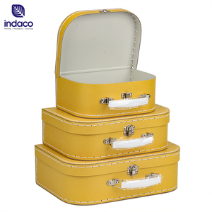 Caja de Cartón con Asa para Regalo de Navidad para Niños, Diseño de Maleta, Impresa, Suministro de Fábrica, Color Amarillo - Product Image 4