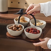 Keramische kommen met serveerschaal en handvat voor snacks, gedroogd fruit, desserts, huishoudelijke keramische borden