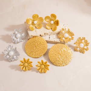 Pendientes de Perlas de Acero Inoxidable con Forma de Flor, Oro de 18K, Resistentes a la Decoloración, para Uso Diario - Product Image 1