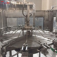 Machine de remplissage et d'embouteillage de boissons aseptiques à haute productivité automatisée électriquement avec remplissage de précision